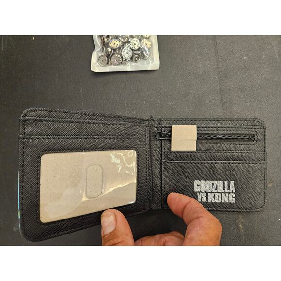Godzilla vs Kong Men’s Wallet 🦍🦖 Geek Fashion | Movie Merch | Collector Piece - Picture 2 of 5
